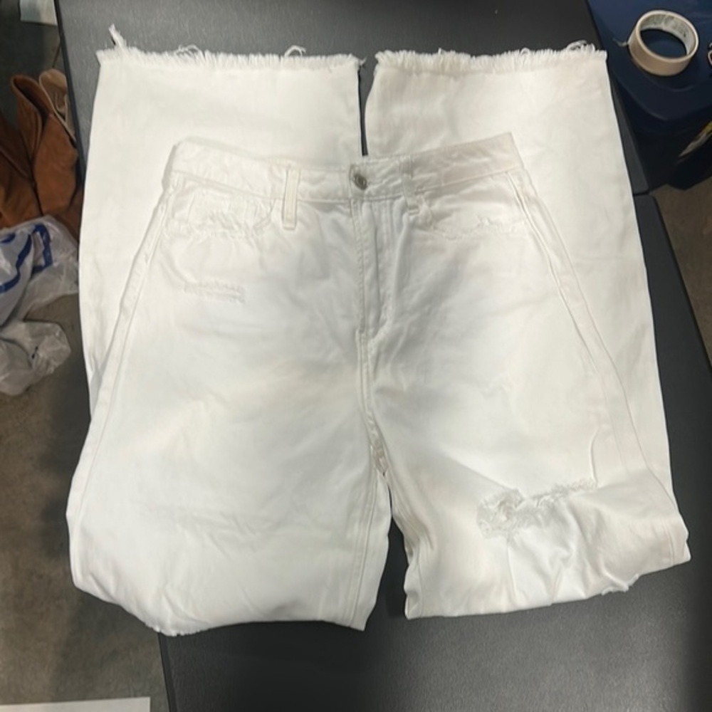 806.   Vervet women’s White distressed Wide Leg Jeans with frayed hem size 28